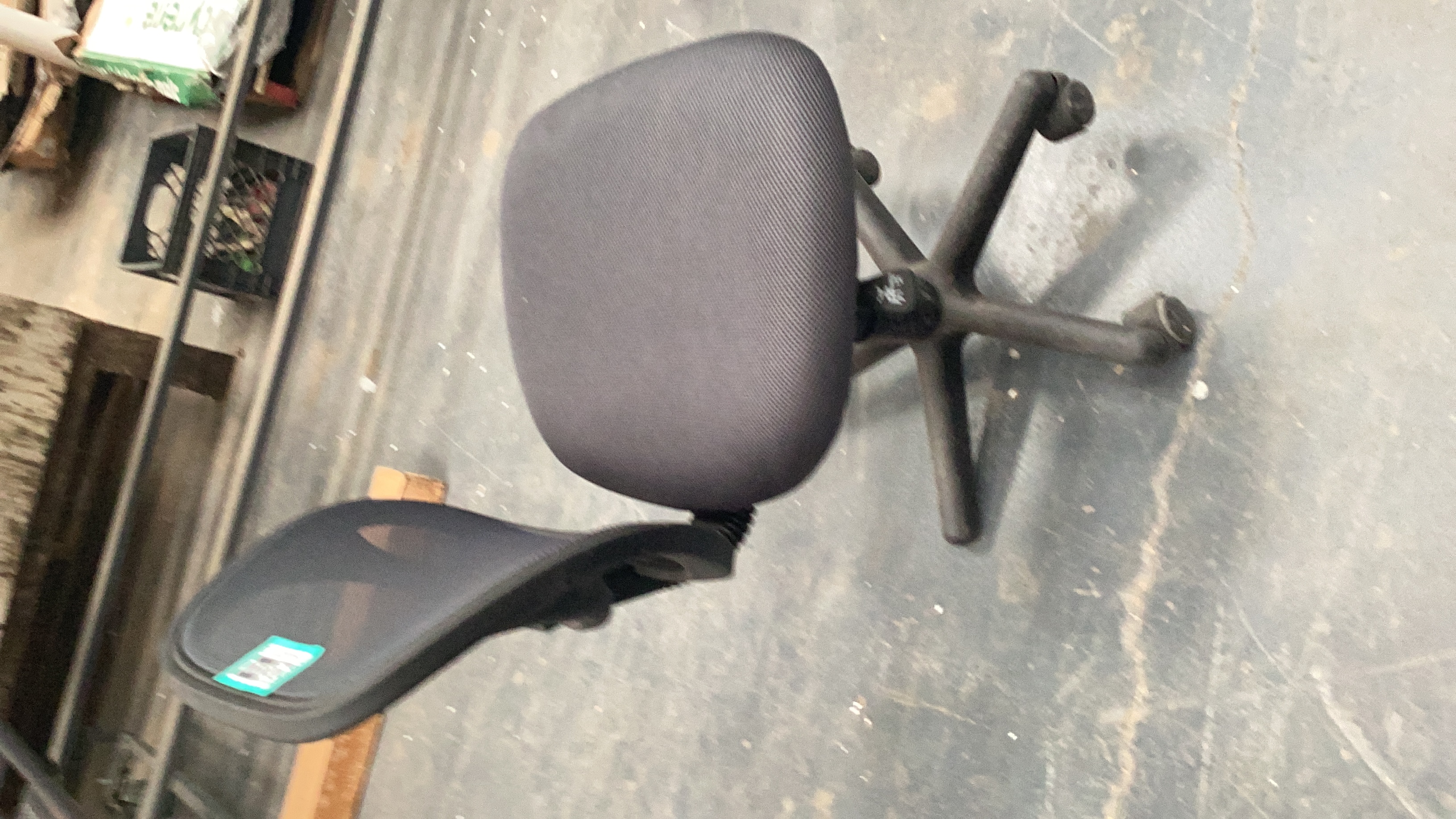 Missing wheel Basic Mesh Back Office Task Chair with Adjustable Height