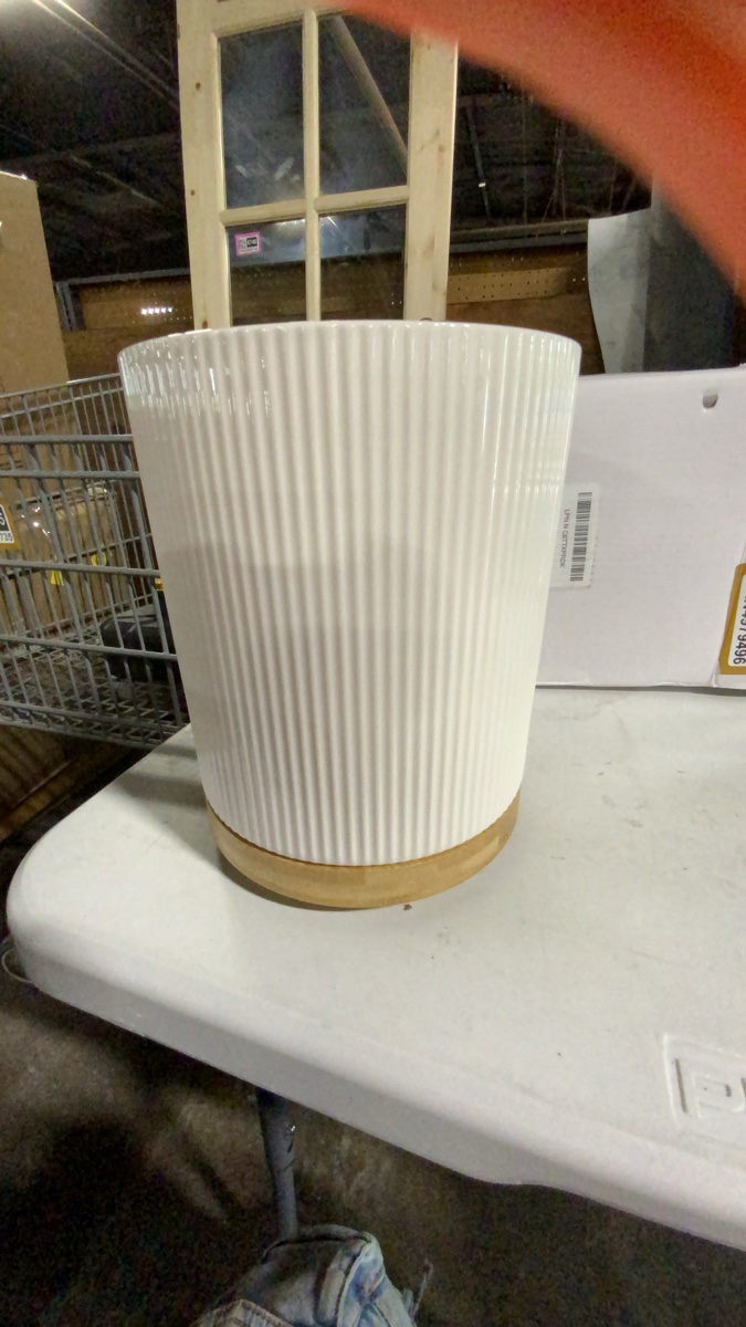 White Ribbed Ceramic Planter with spinning bamboo Saucer