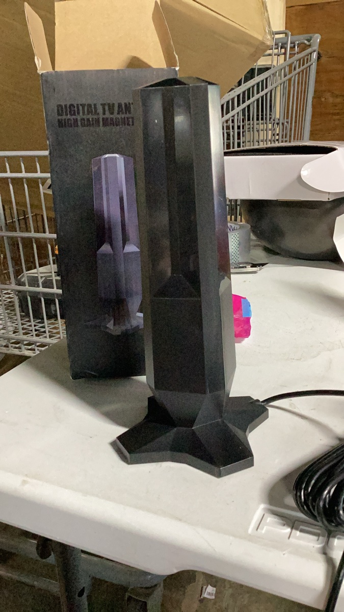 High-gain Digital TV Antenna Featuring A Multi-faced Pillar Design And Magnetic Base For Stable Placement