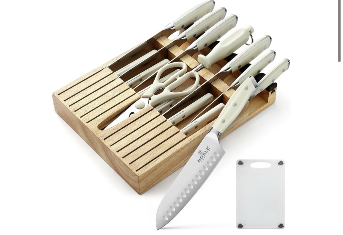 Noble Family Professional Knife Set color may vary.