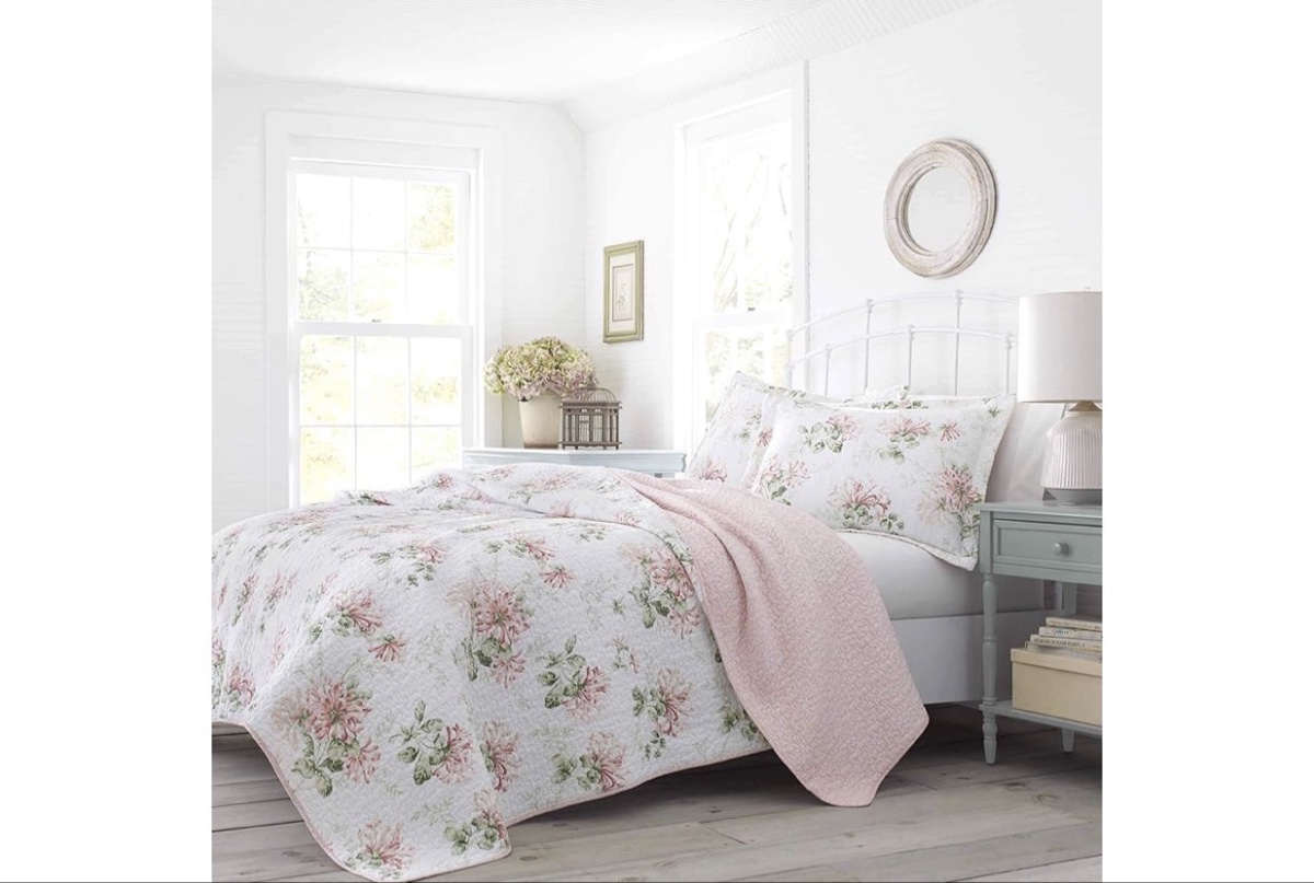 Keensoft 3-Piece Floral Queen Size Quilt Bedding Set color and pattern vary from stock photo.