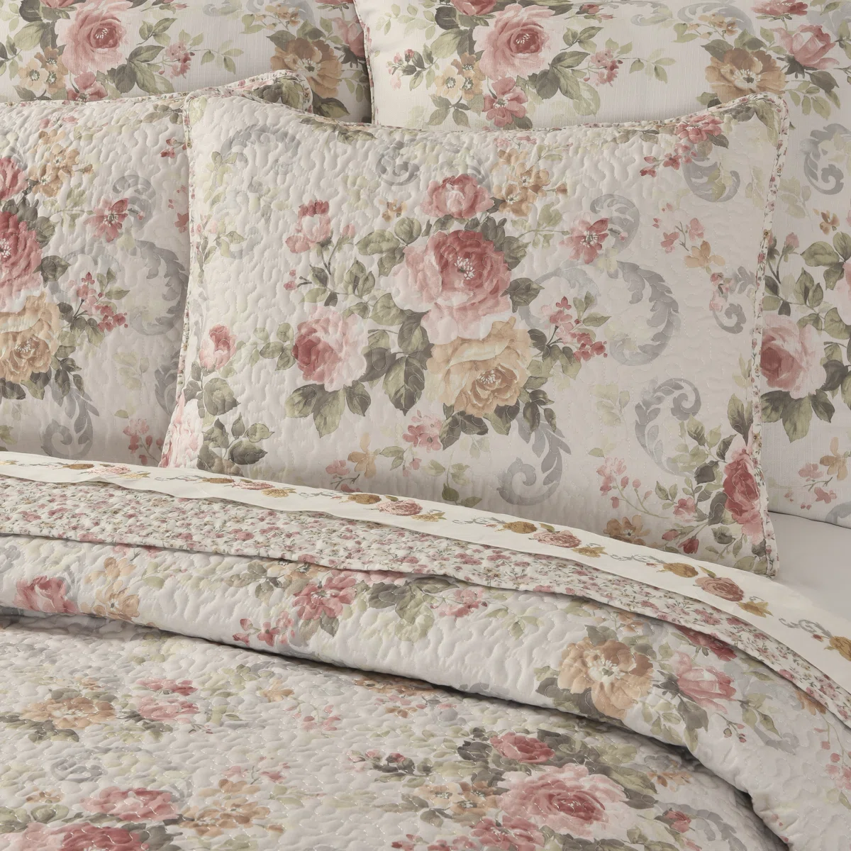 Chablis Quilt Set